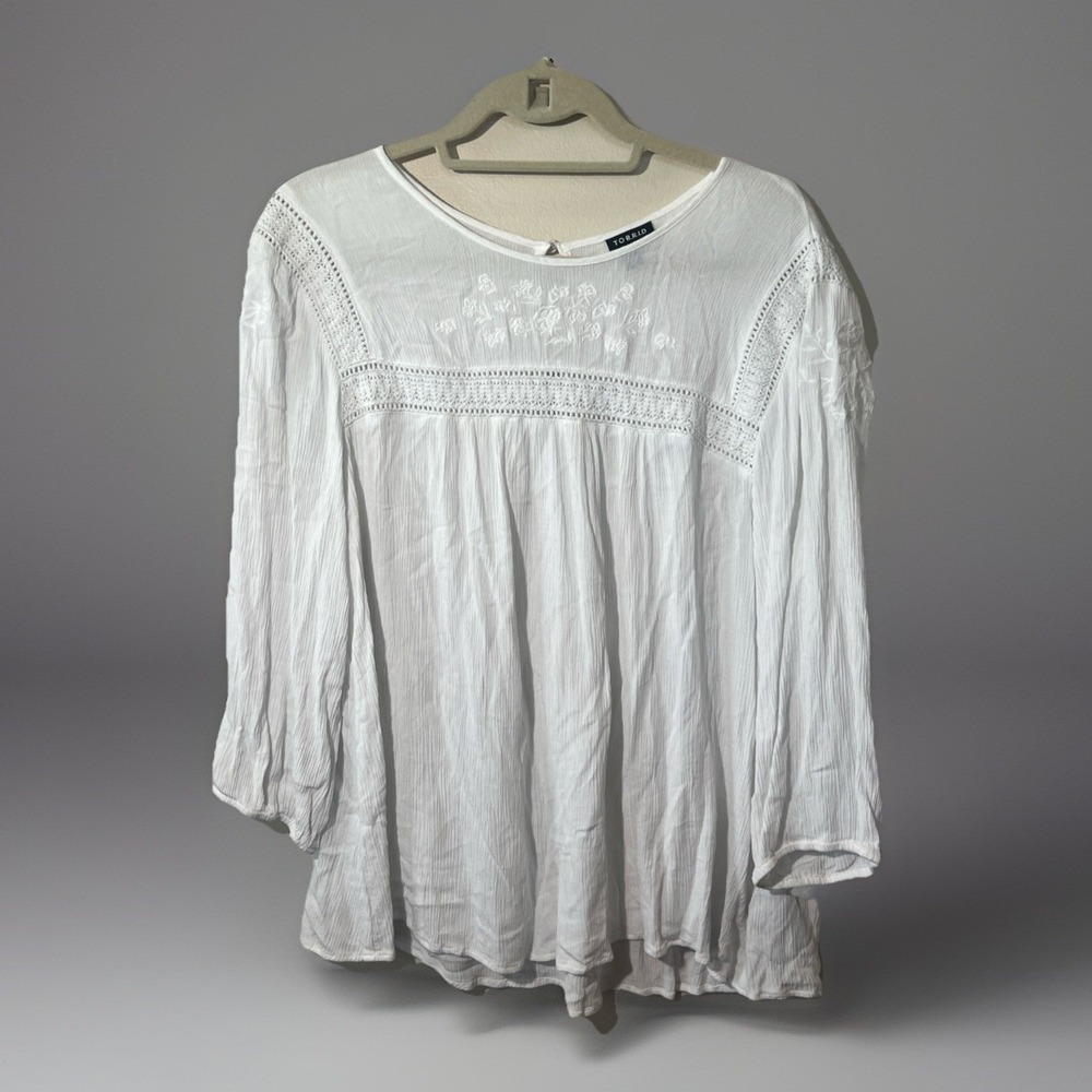 Torrid Crinkle‎ Gauze Embroidered Top Women Size 2/18-20 White 3/4 Sleeve EUC